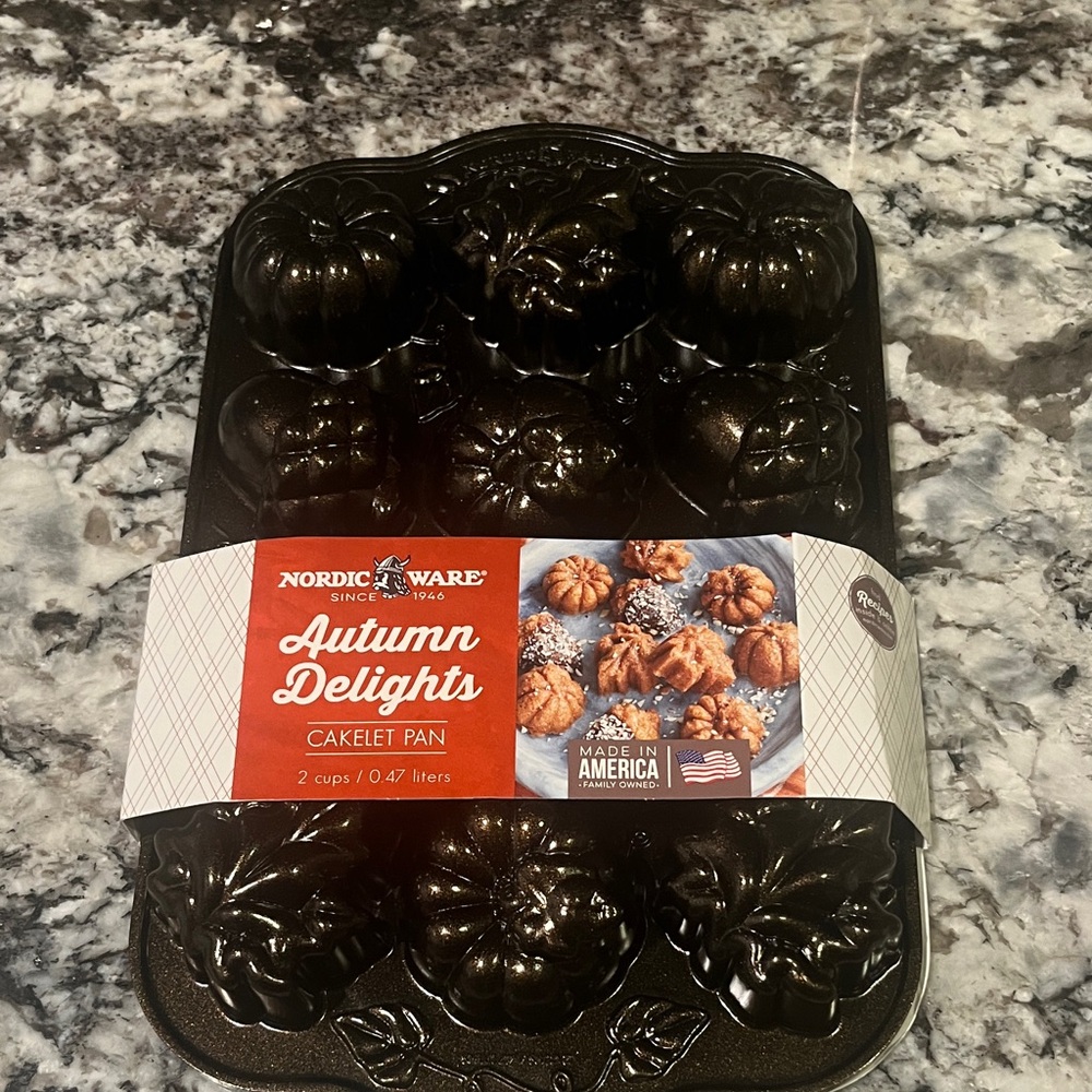 Nordic Ware Dark Cakelet Pan autumn delights - nwt baker, baking, cake